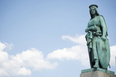 Stuttgart 'taki Corona Sütunu' nun kaidesindeki alegorik bronz heykel. Etkileyici kadın figürü orduyu sembolize ediyor. Orduyu. Anıt, Wuerttemberg Kralı 'nın eski evi olan Yeni Schkoss' un önünde duruyor.. 