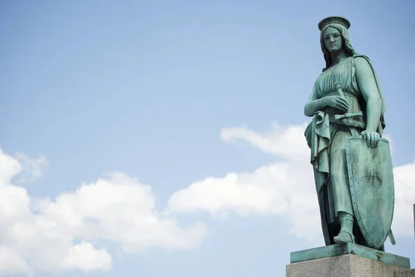 シュトゥットガルトのコロナ コラムの台座の上の伝説的なブロンズ像 印象的な女性の姿は軍 軍を象徴しています 記念碑はニュースコスの前に立っています ウエルテンベルクの王の元住居 — ストック写真