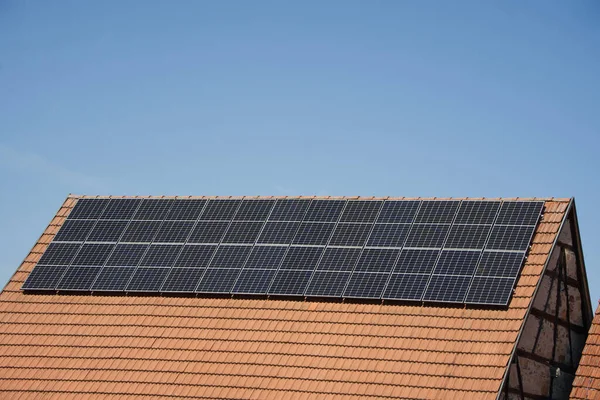 Moduli Solari Sono Installati Sul Grande Tetto Della Storica Casa — Foto Stock