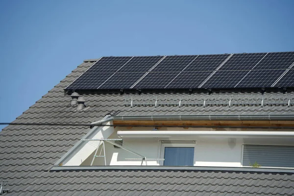 Sul Tetto Grigio Installata Una Doppia Fila Moduli Solari Ampio — Foto Stock