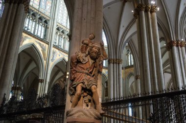 Köln Katedrali 'ndeki en büyük heykel. Christopher bebek İsa 'yı omuzlarında taşıyor ve devin omuzlarındaki inanılmaz yükü görebilirsiniz.