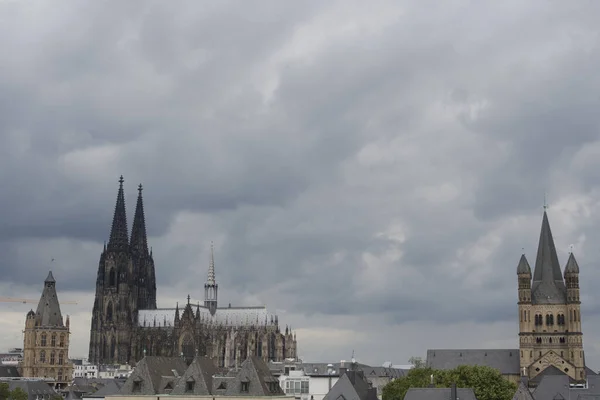 Yağmurlu Havalarda Köln Panoraması Solda Tarihi Belediye Binasının Kulesi Sonra — Stok fotoğraf