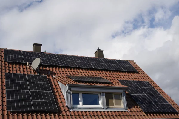 Solarmodule Auf Dem Dach Eines Wohnhauses Der Sonne — Stockfoto