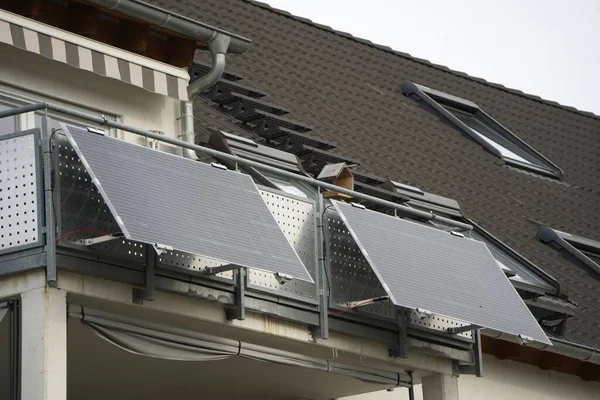 Pannelli Solari Balcone Moduli Sono Posizionati Angolo Ricevere Più Luce — Foto Stock