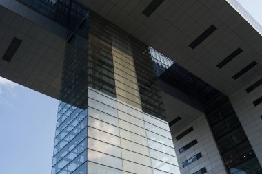 Köln 'deki ünlü vinç evlerinden birinin detaylı görüntüsü. Cam kule asansörleri ve merdivenleri barındırıyor.