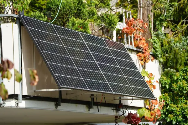 Büyük balkon krateri güneş tarafından aydınlatılır. Balkon kelimenin tam anlamıyla bitkiler tarafından çerçevelenmiş. Yeşil enerjinin sembolü.