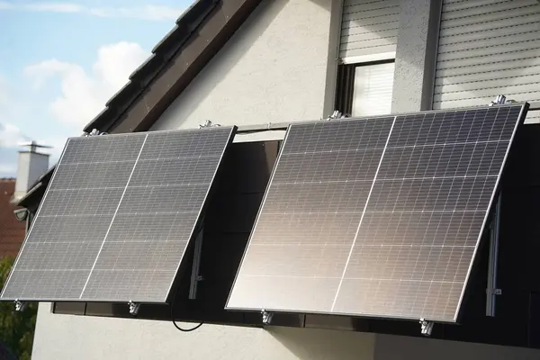 Tavan arasında büyük bir balkon güç santrali. Dört büyük güneş modülü öğle güneşinde parlıyor. Çok fazla elektrik üretiliyor..