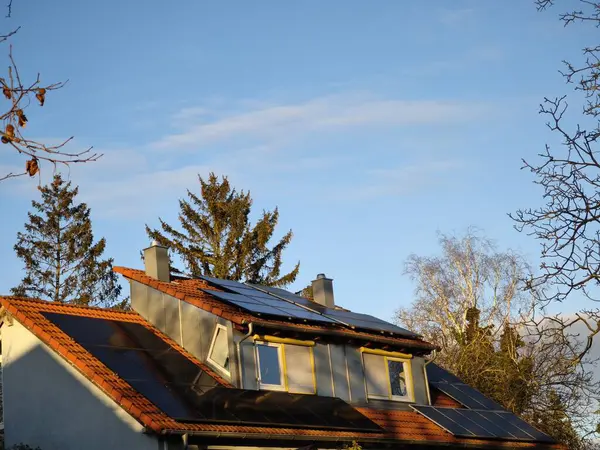 Çatıdaki güneş modülleri ve yurt penceresi akşam ışığı ile aydınlanıyor ve hala elektrik üretiliyor.