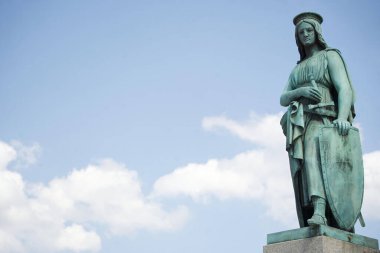 Stuttgart 'taki Corona Sütunu' nun kaidesindeki alegorik bronz heykel. Etkileyici kadın figürü orduyu sembolize ediyor. Orduyu. Anıt, Wuerttemberg Kralı 'nın eski evi olan Yeni Schkoss' un önünde duruyor.. 