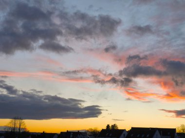 Soğuk bir kış günü ve güneş şehrin varoşlarındaki evlerin arkasında battı. Güneşin son ışınları ufku altın rengine çevirir ve bulutlar parlak kırmızı renge bürünür..