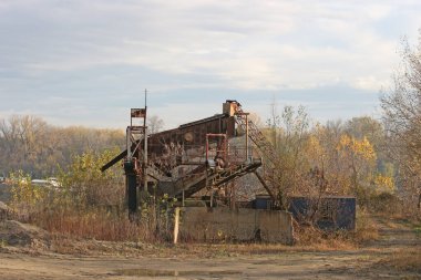 Çakıl çukurunda eski bir ayırıcı.