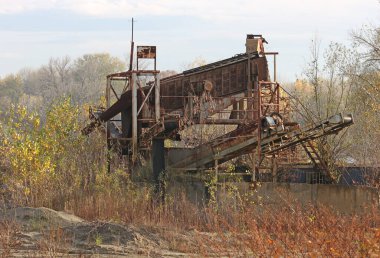 Çakıl çukurunda eski bir ayırıcı.