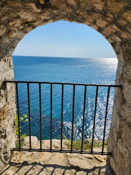 Eski şatonun deniz manzaralı kemeri.