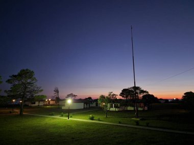 Geceleri deniz kıyısında bir tatil köyü..