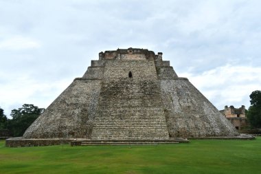 Maya antik şehri Uxmal, Meksika 'daki Yucatan Yarımadası' ndaki bir ormanın ortasındaki bir arkeolojik alan.
