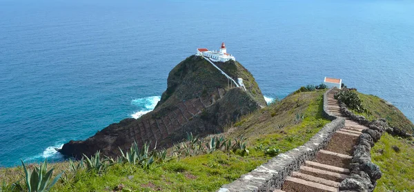 葡萄牙亚速尔群岛圣玛丽亚岛上一个岩石海角上的Maia灯塔 — 图库照片