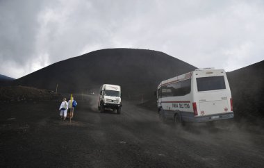 Otoyol otobüsleri turistleri İtalya 'nın Etna Dağı' nın zirvesine çıkarırken, hiçbir teleferik çalışmıyorken, kara bulutlar yeryüzünün, Sicilya 'nın, İtalya' nın ve Avrupa 'nın üzerinde alçalıyordu..