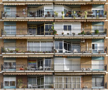 Off-road otobüsleri İtalya 'daki Etna yanardağında turistleri deviriyor, o zamanlar bir teleferik çalışıyordu, manzara üzerinde kara bulutlar, Avrupa, Sicilya, İtalya