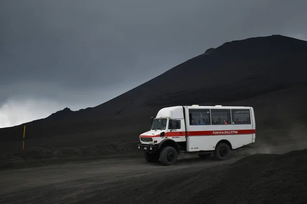 Autobús Terrestre Derriba Los Turistas Volcán Etna Italia Teleférico Estaba —  Fotos de Stock