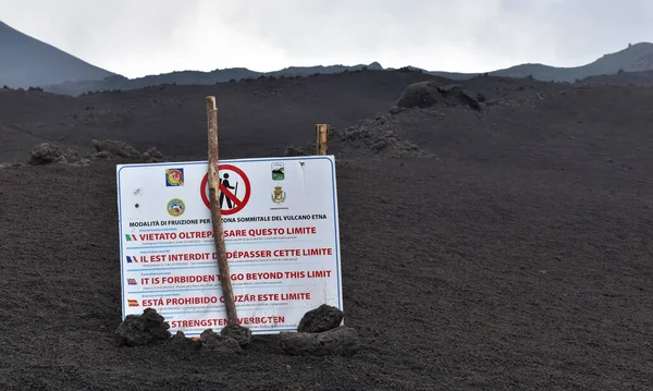 Letrero Informativo Sobre Volcán Etna Está Prohibido Exceder Este Límite —  Fotos de Stock
