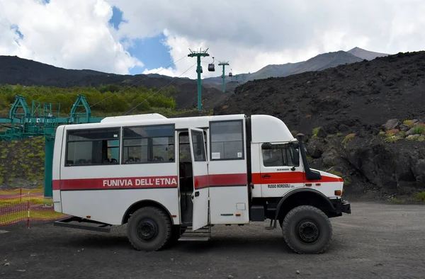 Autobuses Todoterreno Llevan Los Turistas Cima Del Volcán Etna Cuando —  Fotos de Stock