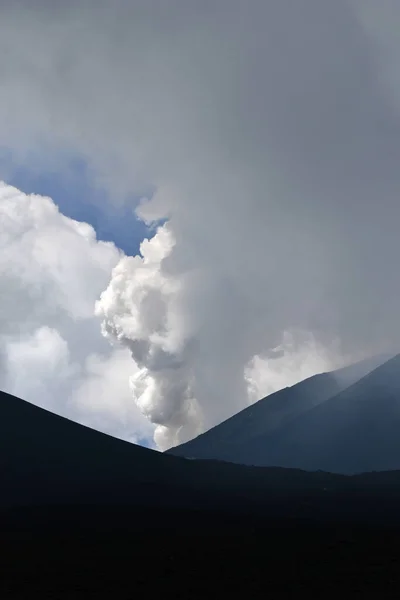 Volcán Humeante Etna Envuelto Por Nubes Ambiente Sombrío Sicilia Italia —  Fotos de Stock