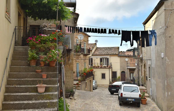 Tradicional Rua Siciliana Com Lavanderia Pendurado Para Secar Entre Casas — Fotografia de Stock