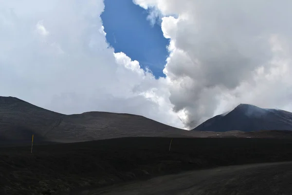Volcán Humeante Etna Envuelto Por Nubes Ambiente Sombrío Sicilia Italia —  Fotos de Stock