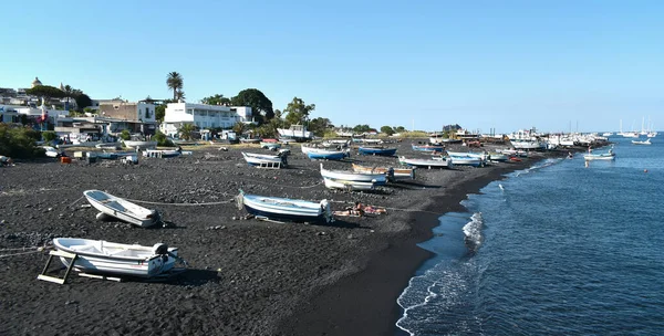 意大利西西里Stromboli的黑色熔岩海滩 有许多船只和人在那里休息 — 图库照片