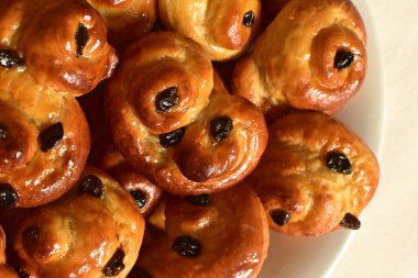 Çekçe 'de Jidase denilen Paskalya tatlı hamur tatlısı, çeşitli şekillerde, üst görünümde.