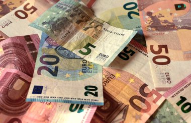 Beş avro, on avro, yirmi avro, elli avro tutarında dağınık avro banknotları, arka plan olarak karışık banknotlar, yakın plan