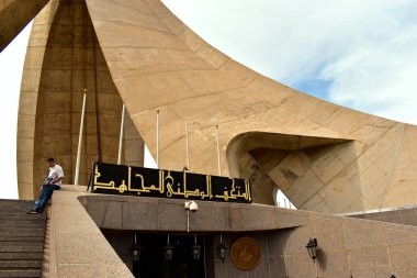 Cezayir, Cezayir - 30 Nisan 2023: Şehitler Anıtı, Maqam Echahid Cezayir 'in bağımsızlığının bir sembolü, Afrika' daki beton anıtın girişi,.