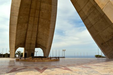 Şehitler Anıtı, Maqam Echahid Cezayir 'in bağımsızlığının, beton anıtının, mavi gökyüzünün, Afrika' nın bir sembolü.