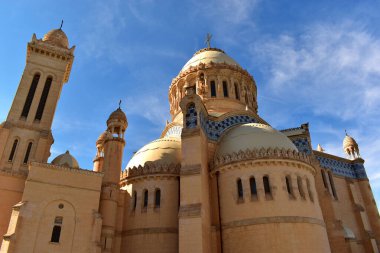 Şehitler Anıtı, Maqam Echahid Cezayir 'in bağımsızlığının, beton anıtının, mavi gökyüzünün, Afrika' nın bir sembolü.