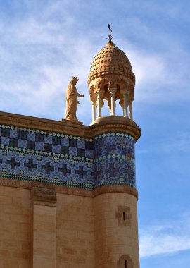 Şehitler Anıtı, Maqam Echahid Cezayir 'in bağımsızlığının, beton anıtının, mavi gökyüzünün, Afrika' nın bir sembolü.