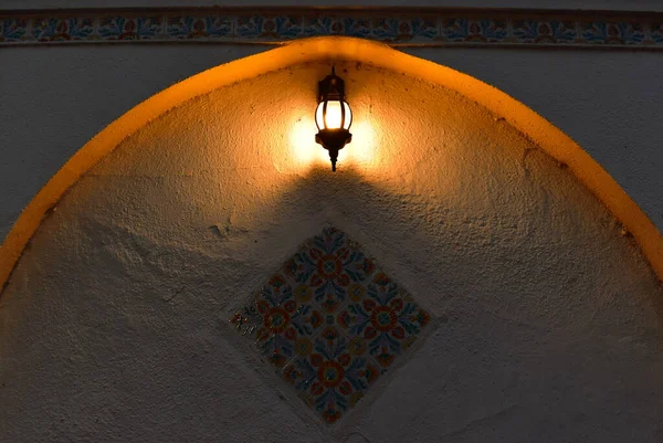Farola Oriental Una Pared Luz Naranja Oscuridad Luz Noche — Foto de Stock