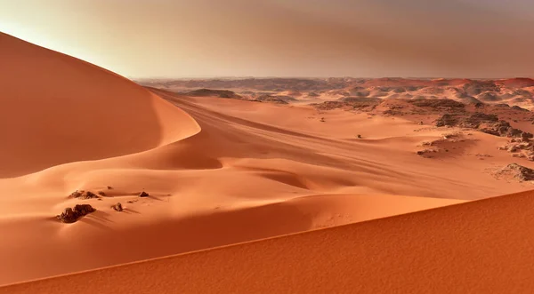 撒哈拉沙漠的沙丘 塔德拉特和塔西里恩杰伊尔山脉的阿尔及利亚部分 — 图库照片