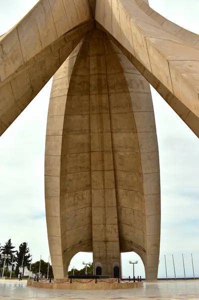 순교자 기념관 에치하드는 알제리의 콘크리트 기념물 아프리카의 상징입니다 — 스톡 사진