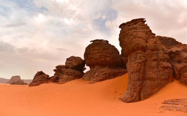 Tadrart Rouge 'da kaya oluşumları, Tassili N' Ajjer Ulusal Parkı. Sahra Çölü, turuncu kum ve kayalar. Tatiller ve Cezayir 'de seyahat. Sahra, Cezayir, Afrika.