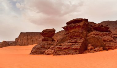 Tadrart Rouge 'da kaya oluşumları, Tassili N' Ajjer Ulusal Parkı. Sahra Çölü, turuncu kum ve kayalar. Tatiller ve Cezayir 'de seyahat. Sahra, Cezayir, Afrika.
