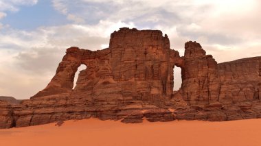 Tadrart Rouge 'da kaya oluşumları, Tassili N' Ajjer Ulusal Parkı. Sahra Çölü, turuncu kum ve kayalar. Tatiller ve Cezayir 'de seyahat. Sahra, Cezayir, Afrika.