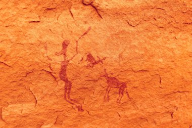 İnsan ve hayvanlar - tarih öncesi petroglyph, Tadrart Rouge 'da kaya sanatı, Tadrart Akkak, Sahara, Cezayir, yatay manzara, Afrika