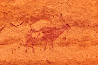 Hayvan - tarih öncesi petroglyph, Tadrart Rouge 'da kaya sanatı, Tadrart Akkak, Sahara, Cezayir, yatay manzara, Afrika