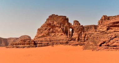 Tadrart Rouge 'da kaya oluşumları, Tassili N' Ajjer Ulusal Parkı. Sahra Çölü, turuncu kum ve kayalar. Tatiller ve Cezayir 'de seyahat. Sahra, Cezayir, Afrika.