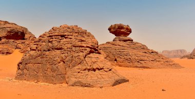 Tadrart Rouge 'da kaya oluşumları, Tassili N' Ajjer Ulusal Parkı. Sahra Çölü, turuncu kum ve kayalar. Tatiller ve Cezayir 'de seyahat. Sahra, Cezayir, Afrika.