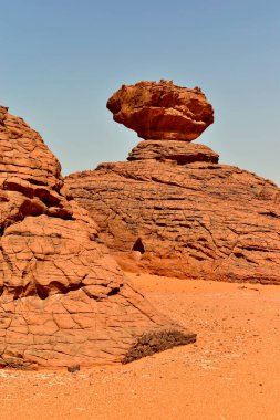 Tadrart Rouge 'da kaya oluşumları, Tassili N' Ajjer Ulusal Parkı. Sahra Çölü, turuncu kum ve kayalar. Tatiller ve Cezayir 'de seyahat. Sahra, Cezayir, Afrika.