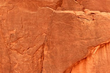 Filler - tarih öncesi petroglifler, Tadrart Rouge 'da kaya sanatı, Tadrart Akkak, Sahara, Cezayir, yatay manzara, Afrika