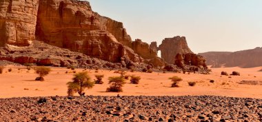 Tadrart Rouge 'da kaya oluşumları, Tassili N' Ajjer Ulusal Parkı. Sahra Çölü, turuncu kum ve kayalar. Tatiller ve Cezayir 'de seyahat. Sahra, Cezayir, Afrika.
