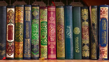 İslam dini kitapları, kitap dikenleri, altın yazılı renkli kapaklar, Cezayir, Cezayir, Afrika