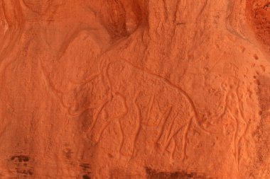Gergedan - tarih öncesi petroglifler, Tadrart Rouge 'da kaya sanatı, Tadrart Akkak, Sahara, Cezayir, yatay manzara, Afrika